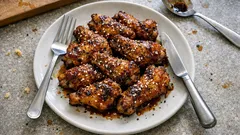 揚げずにパリッと。フライパンで作る甘辛しょうゆ手羽先