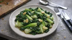 シャキッと仕上がるチンゲンサイの塩炒め—にんにくの香りを立てるだけ