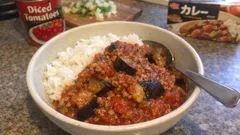 トマト缶で水なし20分、煮込んだ味に仕上がる「ひき肉となすのトマトカレー」