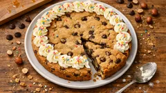 ボウルひとつで混ぜて焼くだけ。チョコ&ヘーゼルナッツのしっとりクッキーケーキ