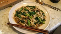 シャキッと仕上がる「もやしと小松菜のオイスター炒め」—強火で手早く作る副菜