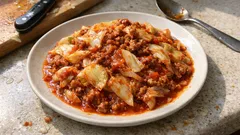 余ったミートソースで10分リメイク：キャベツ炒めが意外とごちそうになる