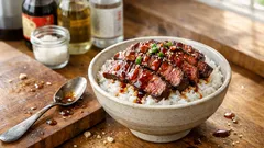 調味料4つでご飯が進む：黒毛和牛の甘辛「肉だけ丼」をフライパンひとつで