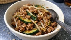 豚ひき肉が香ばしい、もやしとズッキーニの中華とろみ炒め—オイスターソース×酢でご飯が進む