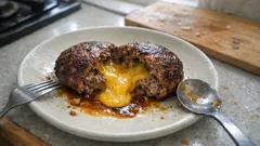 フライパンひとつでとろ〜り仕上げる、チーズインハンバーグの作り方(割れにくい成形のコツも)