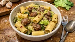 ちりめんキャベツ×サルシッチャでコク深く：フライパンで仕上げるリガトーニ