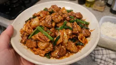 焼肉のたれで味がピタッと決まる、フライパン豚キムチ（ニラ香る）