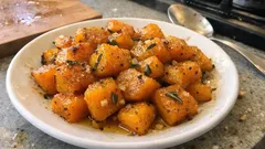 フライパンでほくほく:かぼちゃの蒸し焼き、白ワインとにんにくで香ばしく