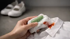 固形洗濯石けんが滑らない、石けん用スポンジで予洗いがラクになる方法