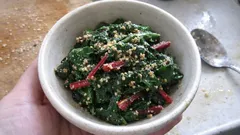 茹でこぼし不要、フライパンでさっと作る赤茎ほうれん草の濃厚ごま和え