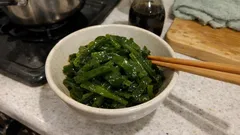 コリコリ食感がくせになる、茎わかめの三杯酢｜1分ゆでて和えるだけのさっぱり副菜