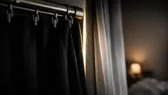 カーテンの端から光漏れする原因と、フック入れ替えだけでできる簡単対策