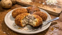 レンジ下ごしらえで時短!豚ひき肉たっぷりのほくほくコロッケ、衣サクッと仕上げるコツ