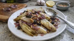 アンディーブは炒めると苦みがまろやかに—赤玉ねぎ×レーズン×松の実の簡単副菜