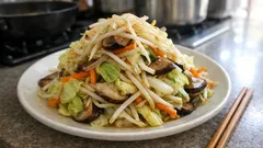 もやし1袋でシャキッと決まる：鶏ガラでコク旨・具だくさん野菜炒め