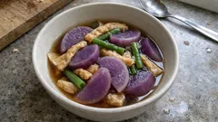 紫大根でいつもの煮物を少し新鮮に—だしが染みる油揚げ入り、作り置きにも