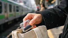 ダイソーの携帯ほこり取りが優秀だった、2wayで通勤前の糸くず対策に