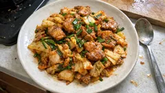 桃屋「キムチの素」で味が決まる、手早い豚キムチ(キャベツ&ニラ)