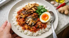 ハリッサ香る、さばのスパイスカレー——ごぼうチップスで食感までごちそう