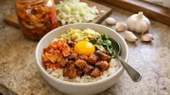 豚バラの脂でさっと完成:味噌みりんの甘辛豚キムチ丼