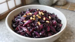 フライパンで20分、赤キャベツのアグロドルチェ（甘酸っぱ煮）—バルサミコでつやっと副菜