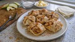 パイシート不要：餃子の皮で焼くミニアップルパイ（オーブン10分）