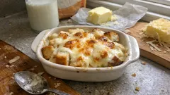 レンジでホワイトソース、あとは焼くだけ。食パンで作る簡単パングラタン