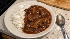 余ったビーフシチューがごちそうに変身：トマトで作るリメイク・ハヤシライス