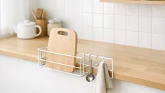 セリアのふきんかけが万能すぎた 100均で叶う浮かせる収納アイデア6選