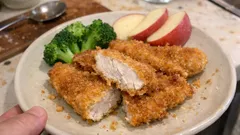 少ない油でカリッと軽い：フライパン揚げ焼き「ささみカツ」の作り方