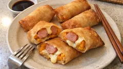 甘じょっぱさがクセに:さつまいも×ウィンナー×チーズのパリッと春巻き(揚げ焼き)