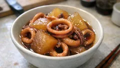 冷凍イカでもやわらかい。下ゆで大根で味しみ「イカ大根」定番の煮方