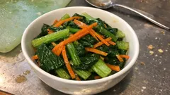 小松菜とにんじんのおひたし—だし醤油でさっと和えるだけ、作り置きにも便利