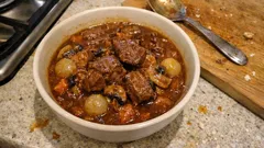 圧力鍋で20分、牛肉の赤ワイン煮—短時間でも濃厚に仕上がる作り方