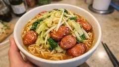 ごま油香るキャベツともやし炒めをラーメンにのせて満足感アップ｜手早い定番トッピング