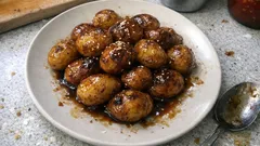 皮ごとが正解。小粒の新じゃがを香ばしく焼いてから作る「まるごと甘辛煮」