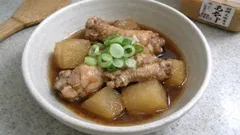 鍋に入れて煮るだけ。手羽元がほろほろになる「手羽大根」やさしい味の作り方