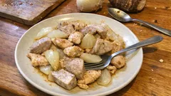 レンジで里芋を先に加熱—鶏むね肉と玉ねぎのしっとり炒め、手早く完成