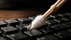 余った手芸綿で簡単すき間掃除、割り箸と輪ゴムの“お掃除棒”の作り方