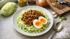 春キャベツに熱々カレーそぼろをかけるだけ—半熟卵でごちそう一皿