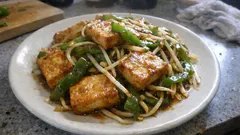 お肉なしでも満足感たっぷり：厚揚げで作る青椒肉絲風炒め（ピーマン＆もやし）